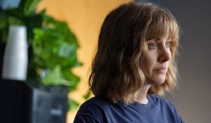 Horse Girl, Alison Brie. Læs anmeldelsen på Filmpuls.dk