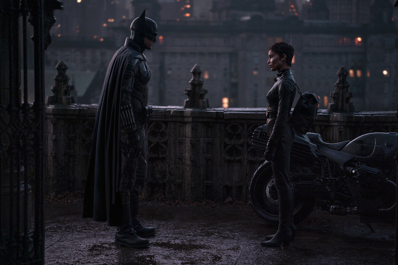 Robert Pattinson som Batman overfor Zoe Kravitz som Catwoman i The Batman
