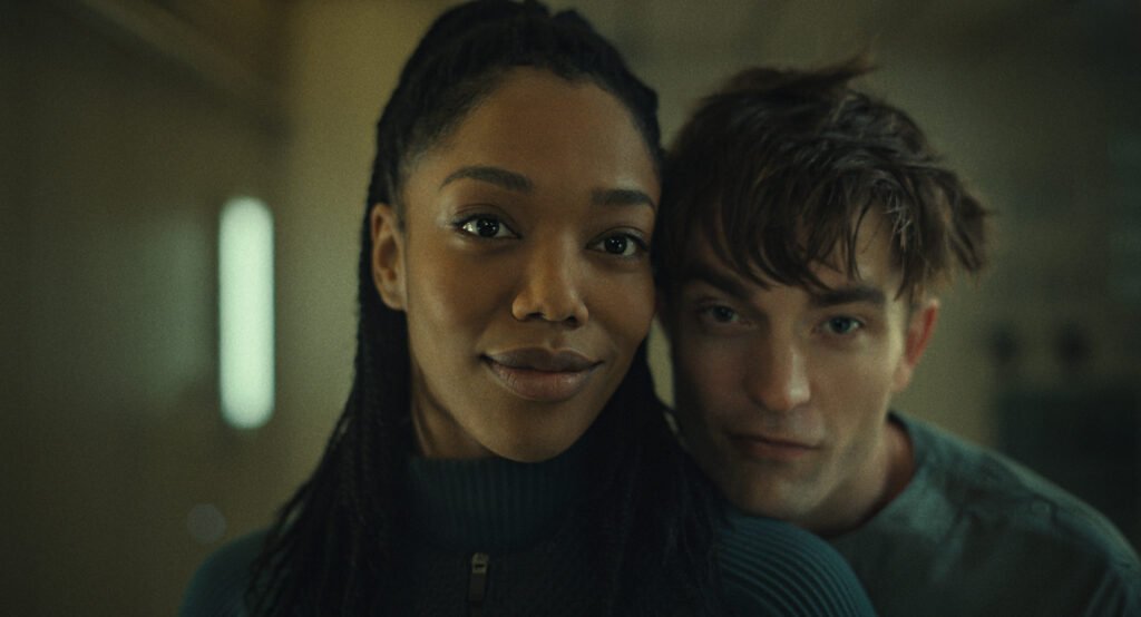 Naomi Ackie og Robert Pattinson i 'Mickey 17'. Læs filmanmeldelsen på filmpuls.dk.