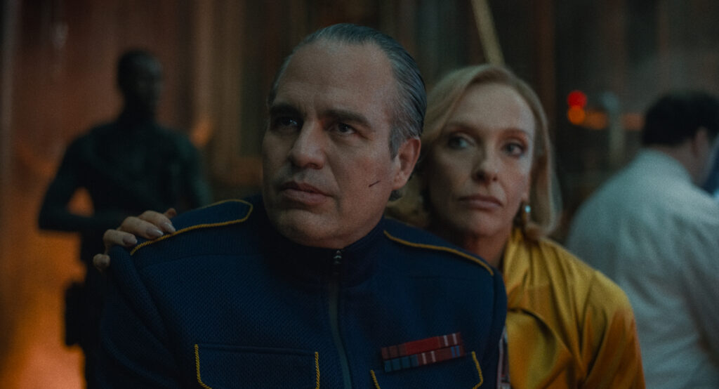 Mark Ruffalo og Toni Colette i 'Mickey 17'. Læs filmanmeldelsen på filmpuls.dk.