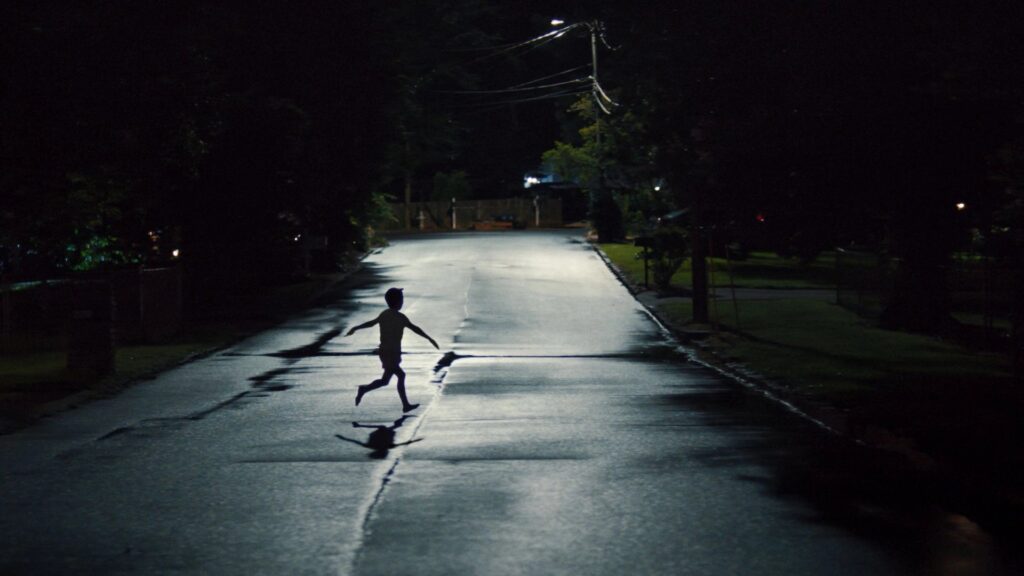 Filmanmeldelse af 'Weapons' på filmpuls.dk