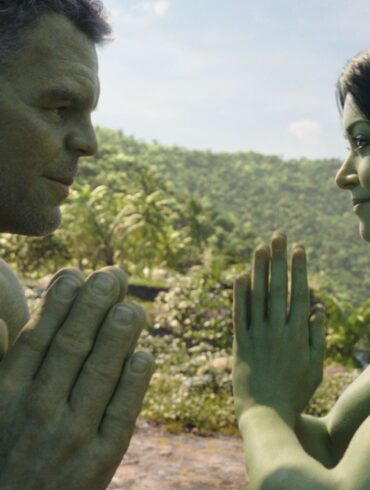 'She-Hulk: Attorney at Law' med Tatiana Maslany og Mark Ruffalo. Læs anmeldelsen på Filmpuls.dk