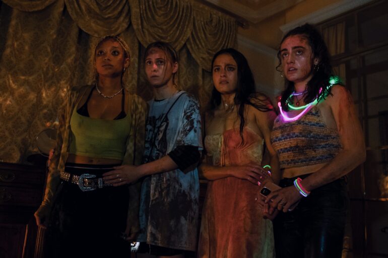 Amandla Stenberg, Maria Bakalova, Chase Sui Wonders og Rachel Sennott i 'Bodies Bodies Bodies'. Læs anmeldelsen på Filmpuls.dk
