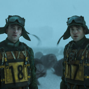 Robert Pattinson i 'Mickey 17'. Læs filmanmeldelsen på filmpuls.dk.