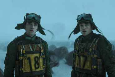 Robert Pattinson i 'Mickey 17'. Læs filmanmeldelsen på filmpuls.dk.