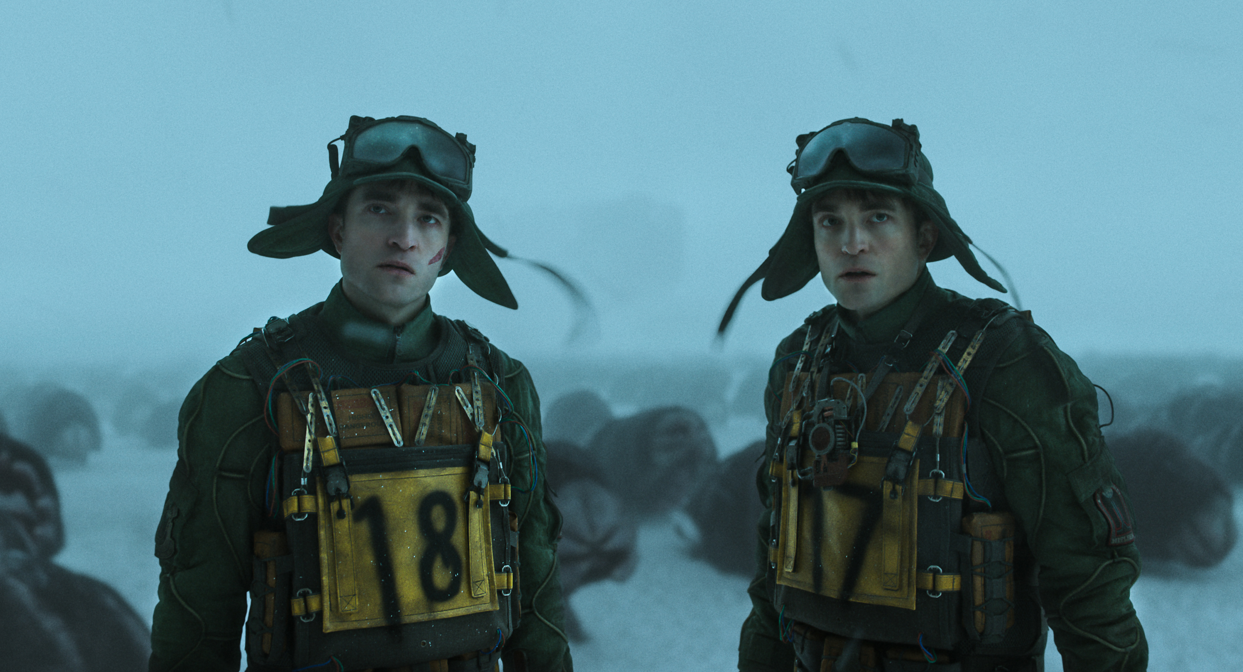 Robert Pattinson i 'Mickey 17'. Læs filmanmeldelsen på filmpuls.dk.